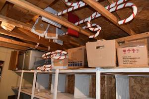 lot 250 image: Top shelf of Christmas items