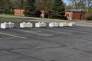 lot 261 image: 16) Concrete wall blocks