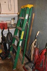 lot 268 image: 6 Fiberglass Step Ladder