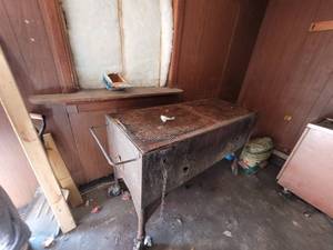 lot 260 image: Charcoal Grill on rollers