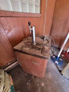 lot 258 image: Superior Beer Keg Dispenser