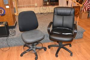lot 315 image: 2) Office chairs 1 has separation on seat