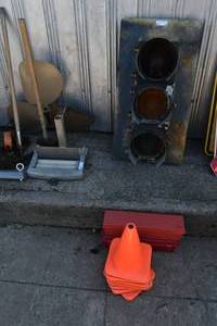 lot 18 image: Signal light, cones, safty flares