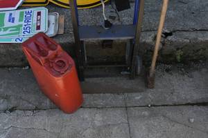 lot 25 image: Appliance cart, metal gas cans