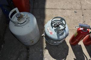 lot 27 image: 2) LP tanks, 30 pd is full