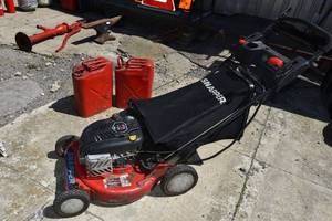 lot 31 image: Snapper 8.75 mower & gas cans