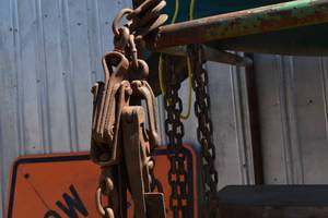 lot 37 image: 12 Log chain & five chain binders