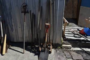lot 40 image: Tools, shovels, post hole digger