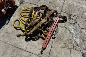 lot 43 image: Hitch bar, straps & ropes