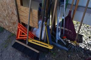 lot 66 image: Rake, shovel, brooms, measurer