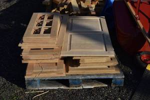 lot 80 image: Pallet of door panels 6 & 8 lights