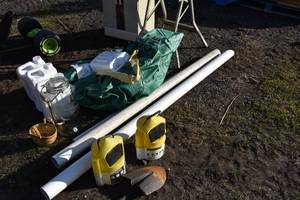 lot 82 image: Pine pellets, PVC, Decanter, tarp