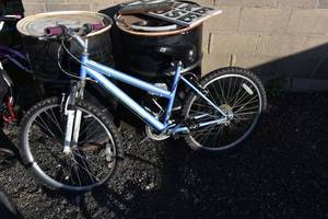 lot 84 image: Blue girls roadmaster 26 bike