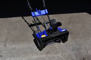lot 104 image: Snow Joe Electric snow thrower