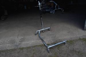 lot 109 image: Hand Crank #600 capacity lift unit