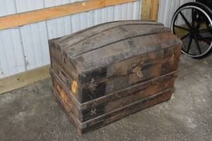 lot 123 image: Dome top trunk wtray