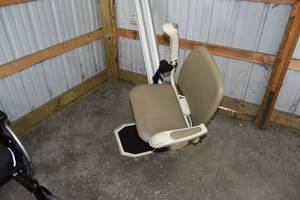 lot 125 image: Pinnacle SL600 stair chair lift