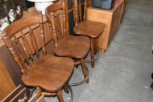 lot 134 image: 3) Wooden swivel bar stools