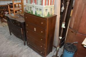 lot 147 image: Five drawer chest & doll house