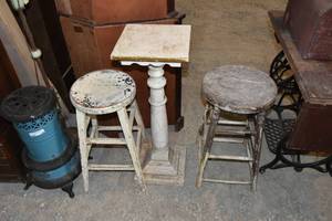 lot 149 image: Painted plant stand & 2) stools