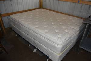 lot 172 image: Queen size pillow top bed