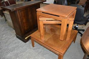 lot 174 image: Square Coffee & End tables