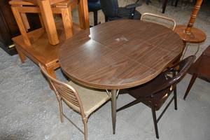 lot 175 image: Dinette table & 2 chairs