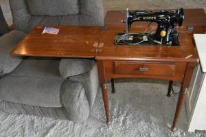 lot 177 image: Singer sewing machine wattach.