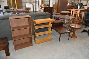 lot 182 image: 2) shelves, end table & lamp