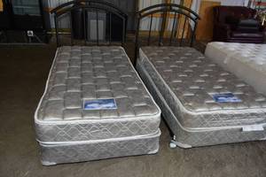 lot 189 image: 2) Clean single beds & frames