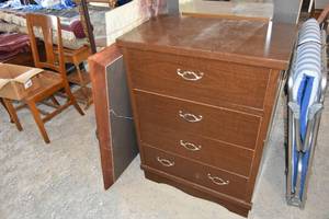 lot 195 image: Four drawer chest & Beveled mirror