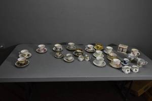 lot 249 image: 16) Cups & Saucers & C & S