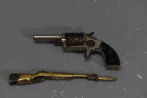 lot 233 image: Marques Otlorne old pistol