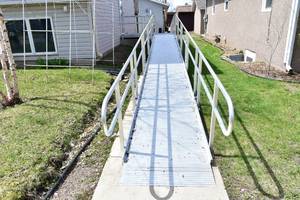lot 11 image: Aluminum Handi-Cap Ramp