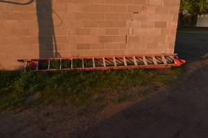 lot 226 image: 28 Fiberglass Extension Ladder