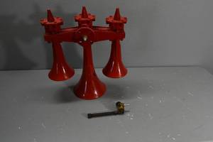 lot 285 image: Leslie Supertyfone red airt horn