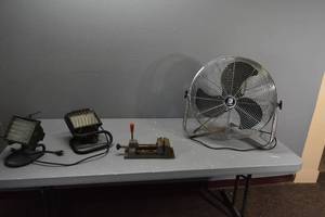 lot 323 image: Drill vise, Fan, 2) Hal. lights