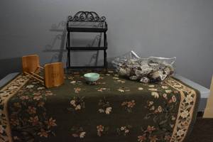 lot 378 image: Rug, Wreath, Shelf, Book holder