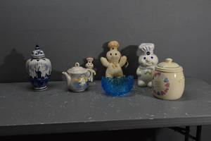 lot 391 image: Assorted Cookie jars & pitchers