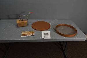 lot 420 image: Apple Peeler & Pizza Pan