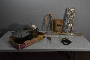 lot 422 image: Bird feeders, garden items