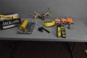lot 424 image: Ice Rod, Air hose, Straps, Gloves