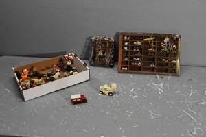 lot 439 image: 2) Knick Knack displays & Figurines