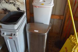 lot 81 image: 3) Rubbermaid,1) SS and 5) plastic baskets
