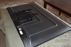 lot 87 image: 54 LED Hisense Roku HDMI Flat Sreen TV