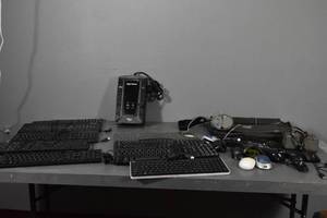 lot 132 image: Cyber Surge portector, 9) keyboards, 9) mice, bag