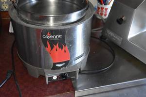 lot 18 image: NSF Cayenne Soup 2 Gal kettlewarmerreheater