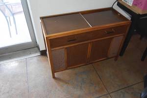 lot 51 image: Stero wcabinet AM FM and record player