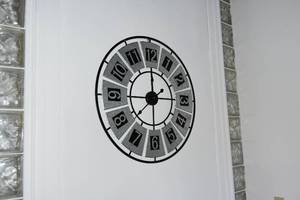 lot 54 image: Wall clock 32 Circle