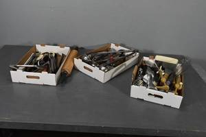 lot 108 image: 3) Flats assorted kitchen untensils